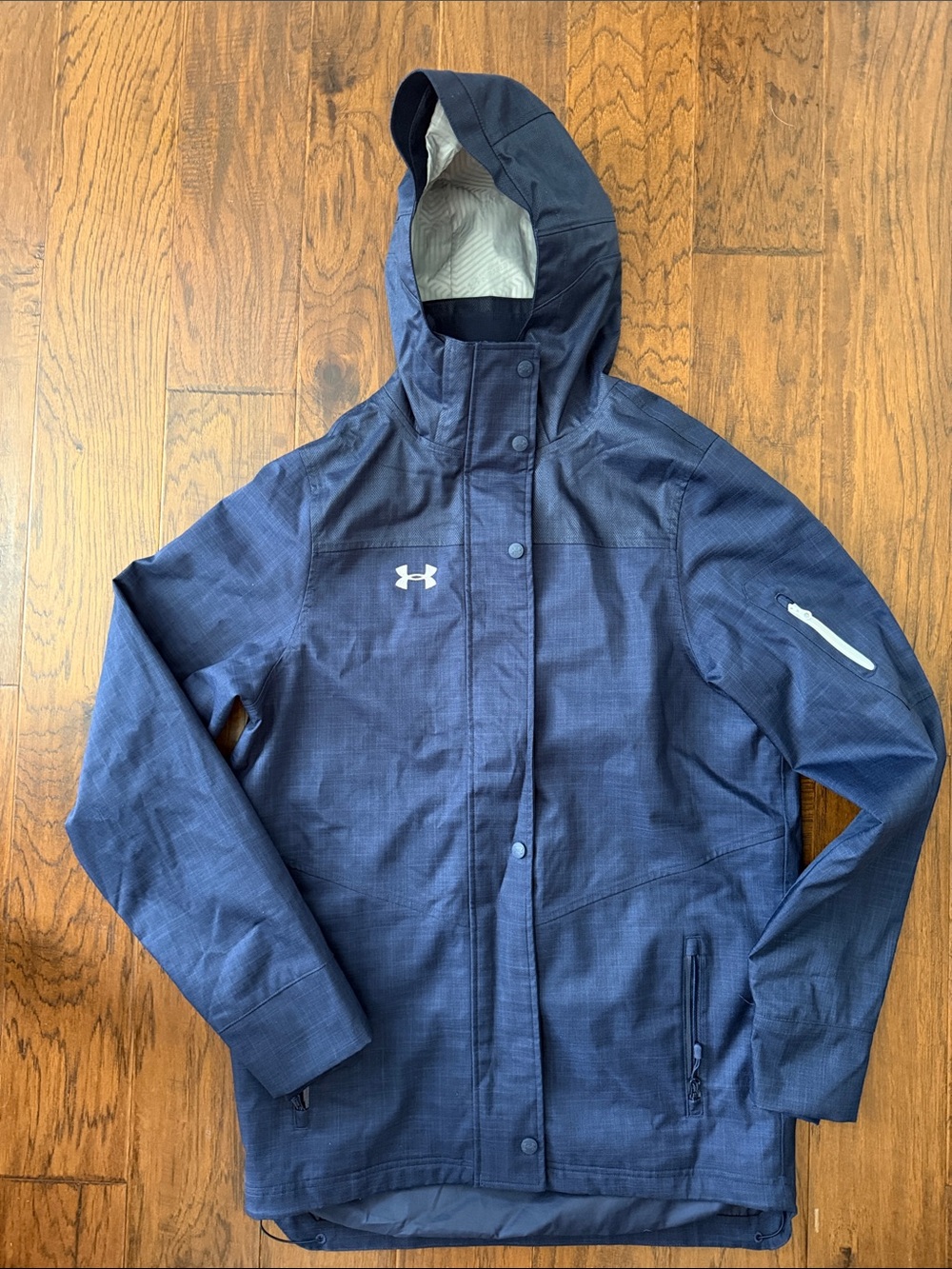 Under Armour Men’s size Small (Loose) Navy Hooded Ski Jacket with White logo